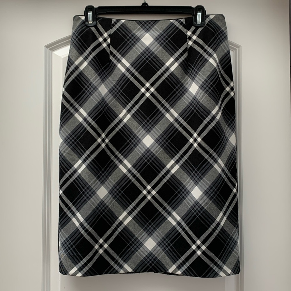 WHBM black & white dress skirt, fully lined and in good condition